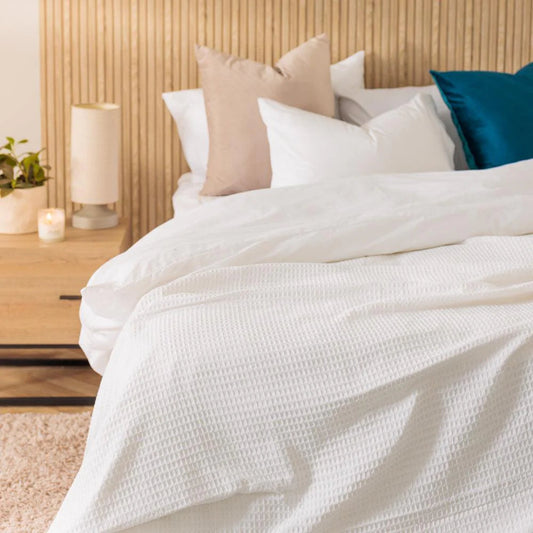 بطانية قطنية بيضاء بنمط الوافل من كوتون كلوب